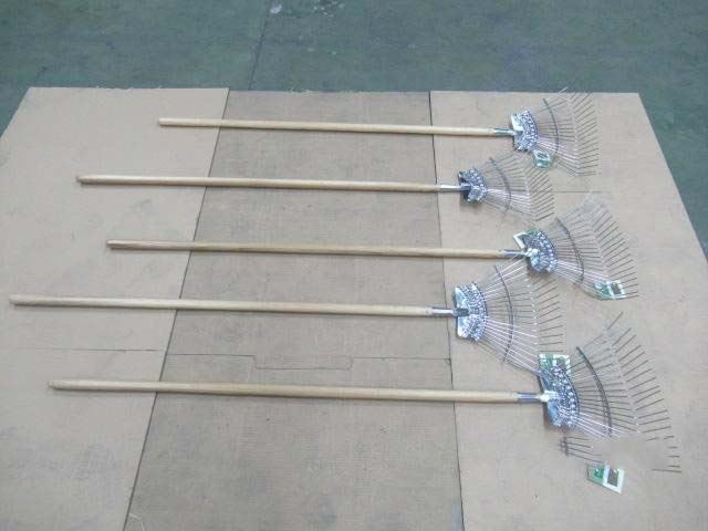 Stainless steel wooden 20th leaf rake 