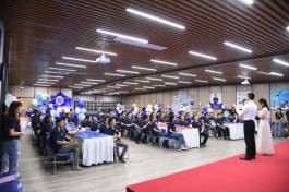 Sarvikuonon perustaja kertoo yrittäjyydestään ja henkilökunnastaan ​​juhlimaa...