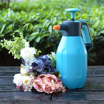 Puutarhani kosteuttaminen: Päivä luotettavan kastelukannuni kanssa